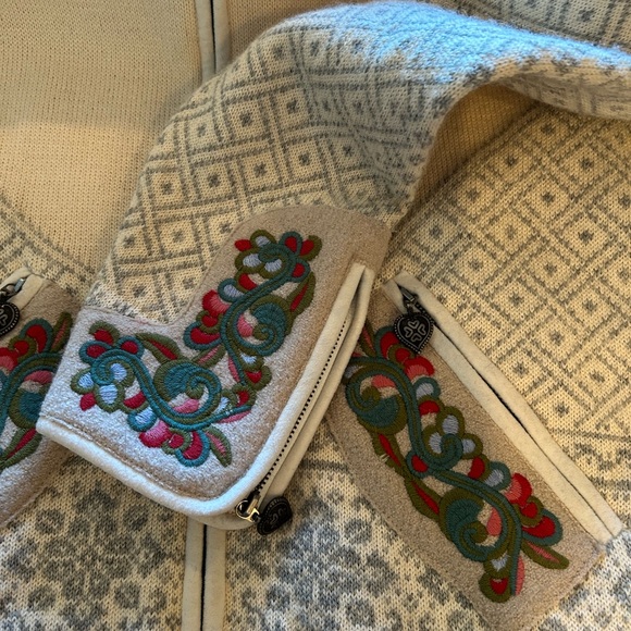 Dale Of Norway  Women's Cardigan with Removable Fox Trimmed Hood - Picture 5 of 10